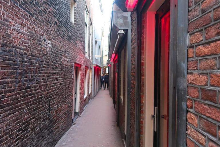 10 Amsterdam Red Light District Rules Local Etiquette And Laws