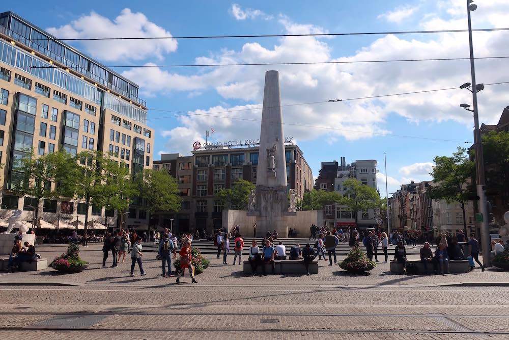 het Damplein in Amsterdam op een zonnige dag