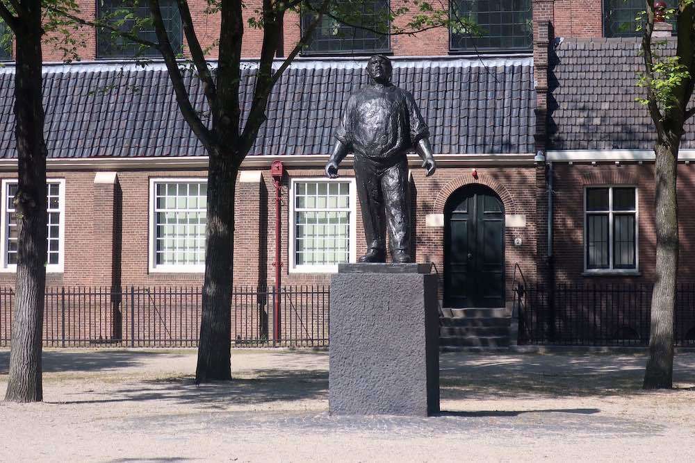 statue De Dokwerker in Amsterdam