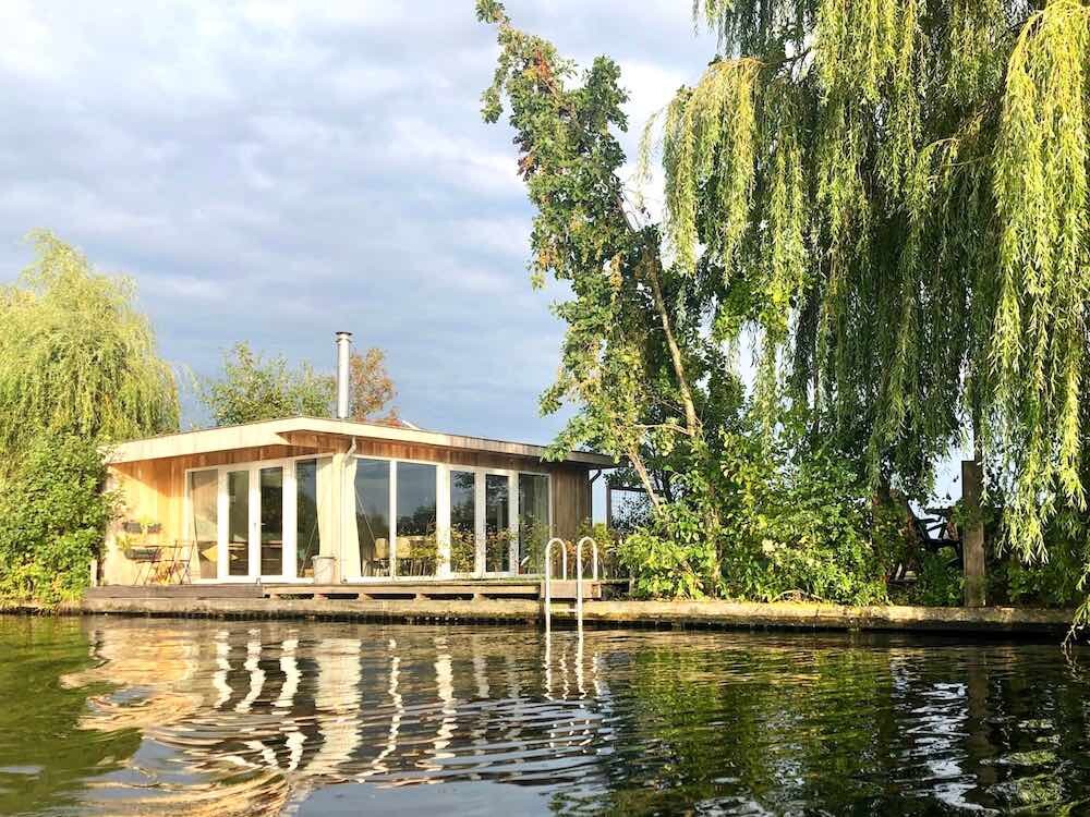 airbnb near amsterdam central