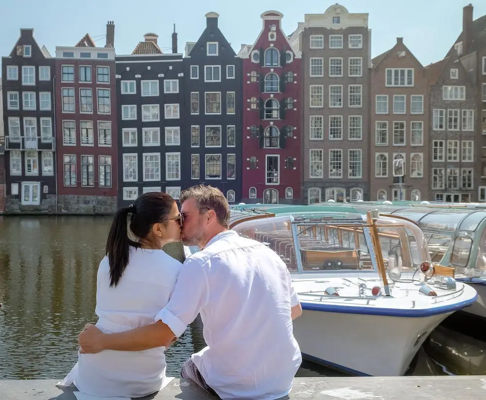 couple kissing on Damrak street in Amsterdam