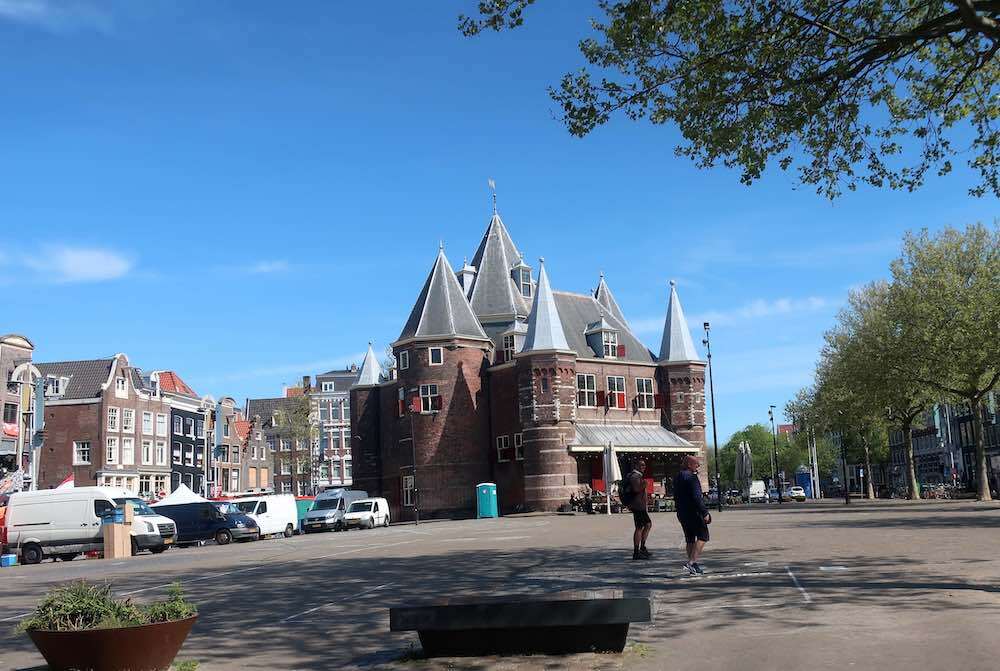 De Waag auf dem Nieuwmarkt in Amsterdam an einem sonnigen Tag