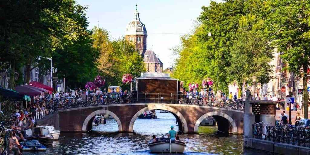 Oudezijds Voorburgwal canal