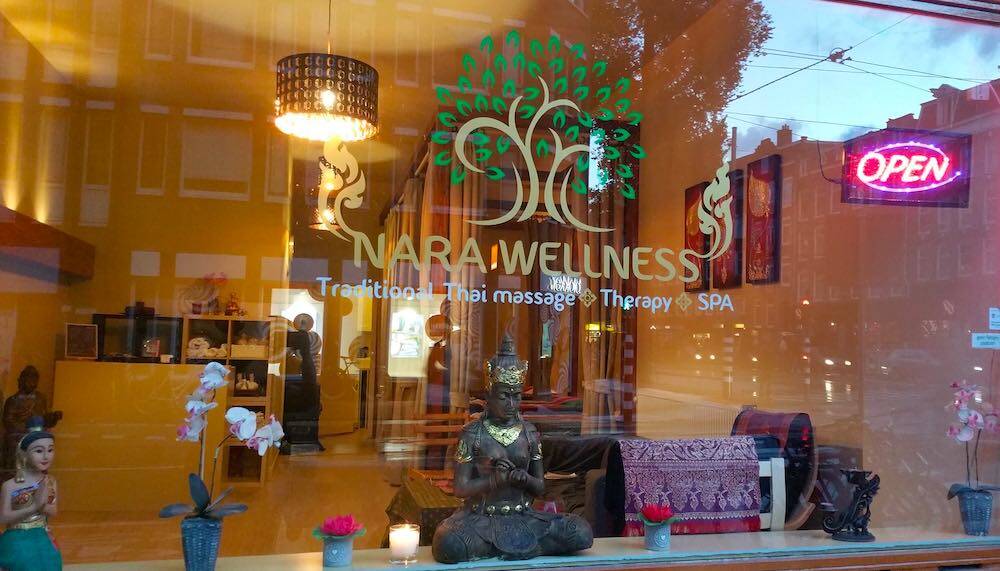 massage etalage of Nara Wellness in Amsterdam showing the inside of this parlour as well
